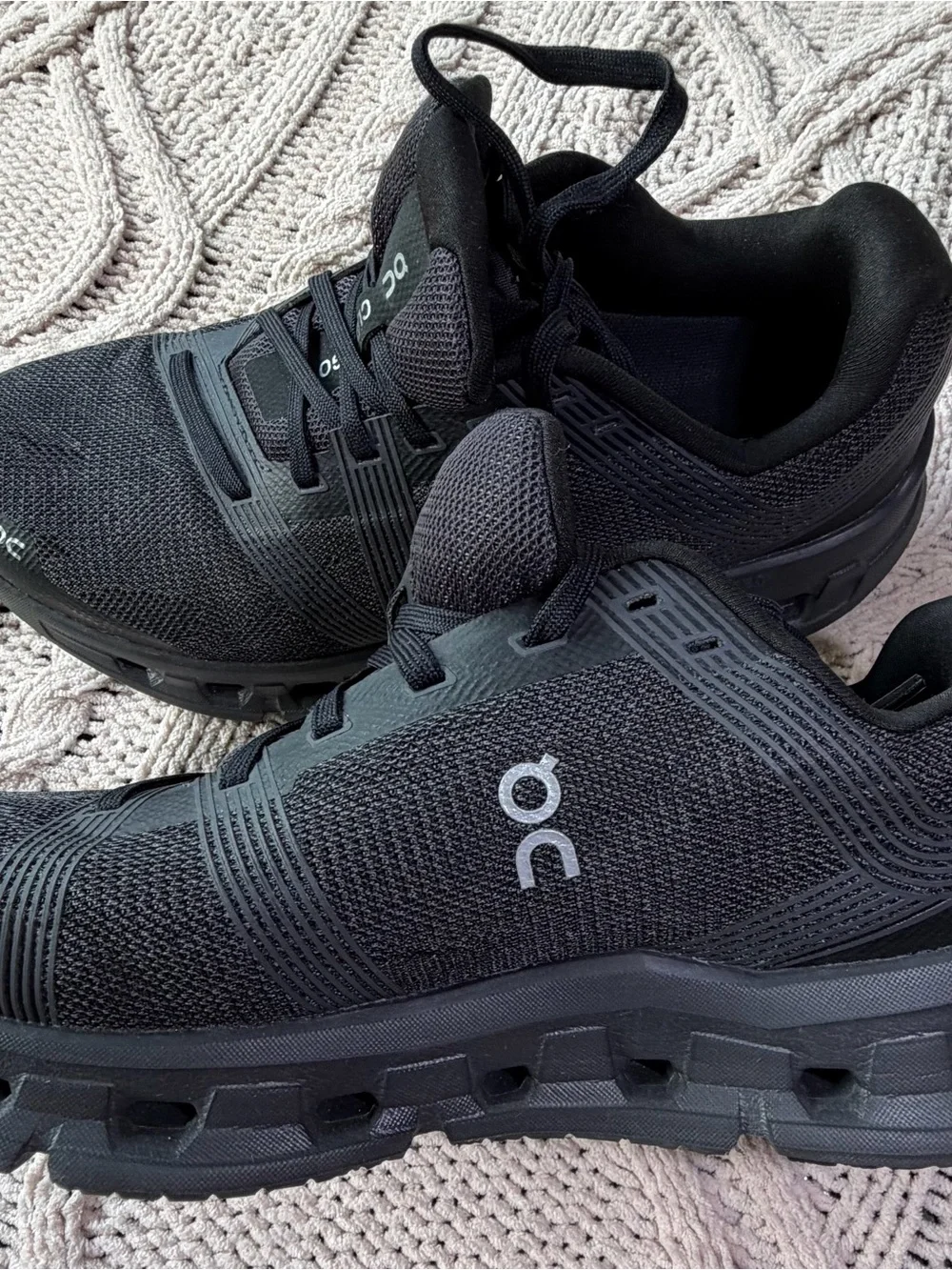 On Cloud women’s Sneakers in Black size W8